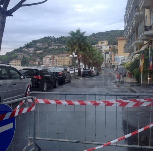 Diano Marina: guasto alle tubazioni in via Torino, operai al lavoro per la riparazione, calo della pressione dell'acqua