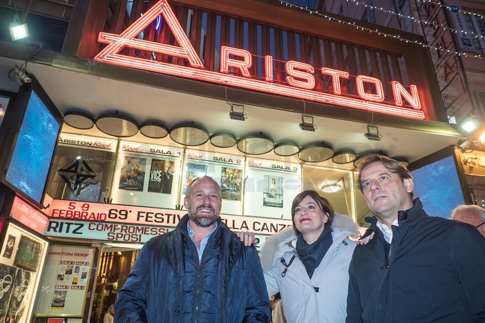 Sergio Tommasini, Lara Comi e Marco Scajola davanti al Teatro Ariston