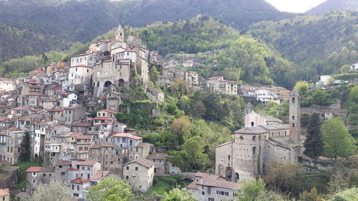 Comuni dell'entroterra senza soldi ma con le strade da sistemare: convenzione tra cinque enti