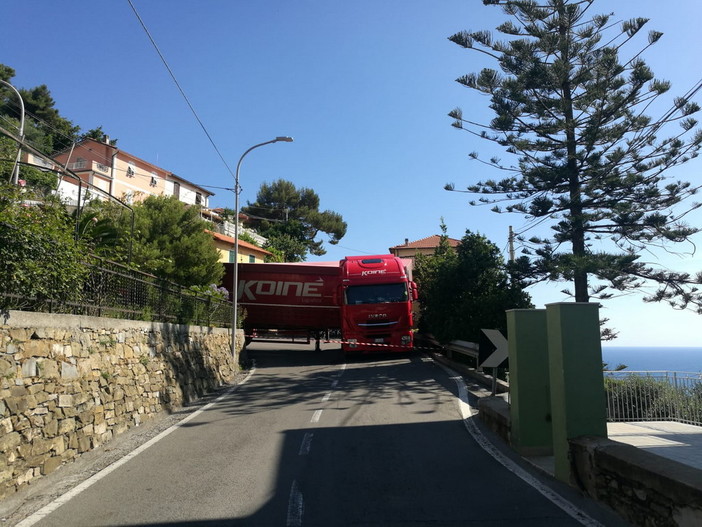 Sanremo: via Val D'Olivi chiusa per un Tir incastrato a ridosso della frazione di Poggio (Foto)