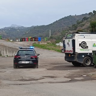 Camporosso, finisce contro un palo mentre guida un muletto alla discarica: 50enne gravemente ferito (Foto)