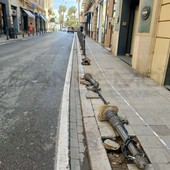 Sanremo: perde il controllo dell'auto e abbatte tre dissuasori, ennesimo caso di 'strike' in via Feraldi