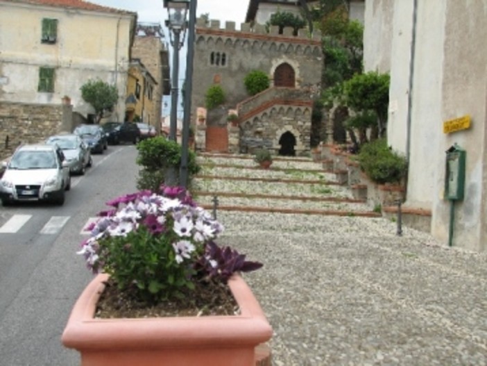 Diano Castello: pallini da arma da fuoco gli sfiorano la testa, la seconda segnalazione di Domenico Filippone