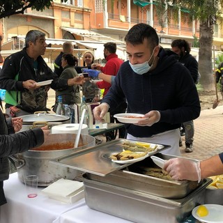 Il pranzo in piazza offerto da Diego Pani