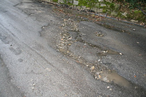 Sanremo: ghiaccio e strade dissestate, la denuncia di alcuni residenti