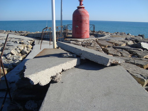 Imperia: a causa della mareggiata Chiuso parte del molo lungo di Porto Maurizio e gravi danni nel parcheggio della spianata