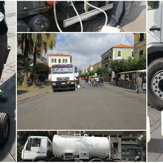 Diano Marina senz'acqua: la rabbia dei residenti che sono costretti a riempire le taniche dall'autobotte (Foto e Video)