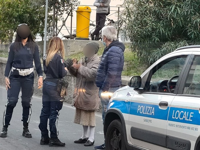 Sanremo: chiede di andare in bagno ma è senza green pass, dà in escandescenze e tenta di bloccare la strada (Foto)