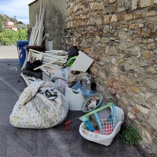 Sanremo: ennesima discarica abusiva in strada Borgo Tinasso, furbetti e incivili non mancano mai (Foto)