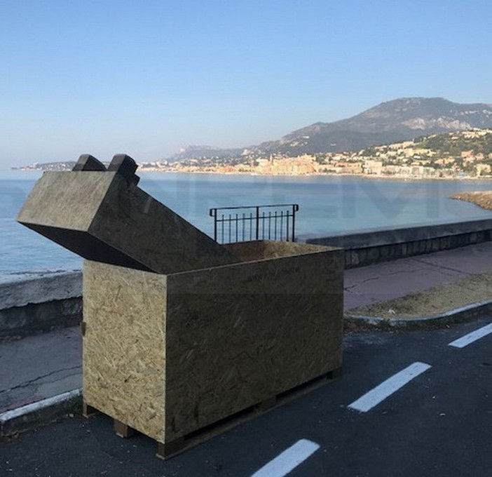 Ventimiglia: ancora degrado e sporcizia in piazzale De Gasperi al confine, i residenti chiedono interventi e telecamere (Foto)