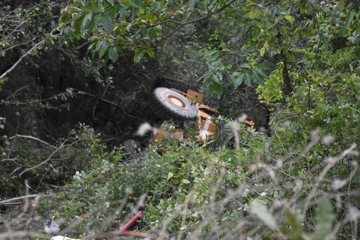 Tragedia sulla strada per Monte Ceppo: morti due operai, stavano lavorando su una ruspa per liberare le strade dal fango (Foto e Video)