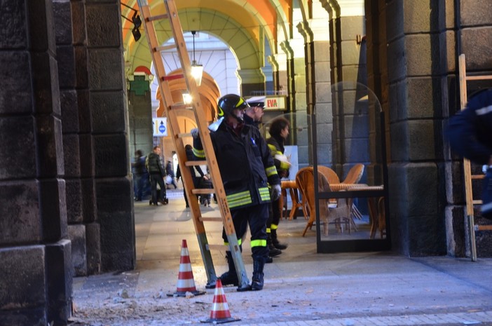 Piovono calcinacci anche in Piazza Mameli (le foto)