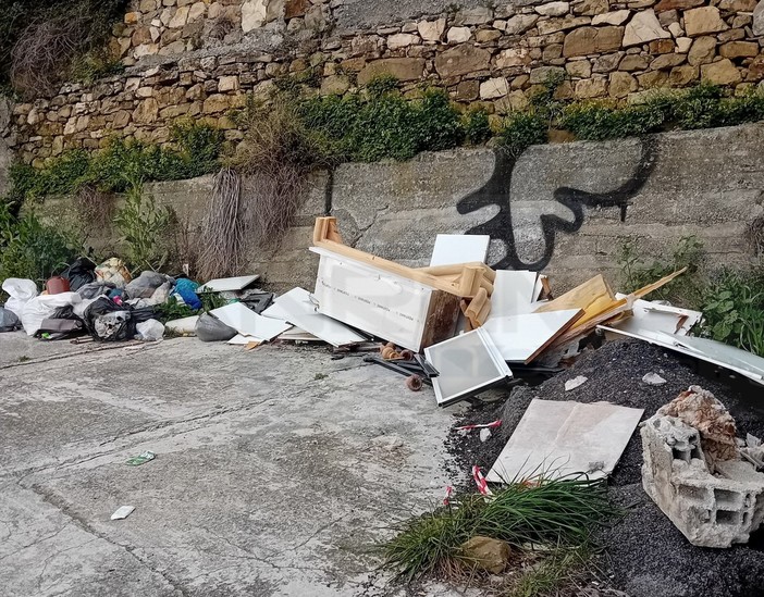 Sanremo: zona abbandonata di via Padre Semeria nuovamente trasformata in discarica abusiva (Foto)