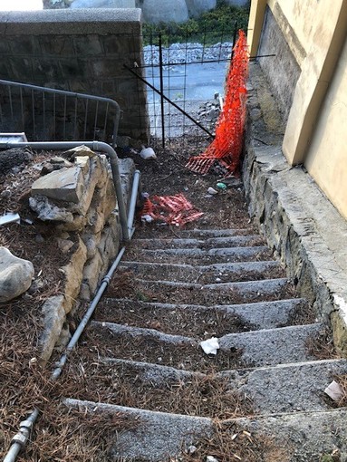 Sanremo: degrado e sporcizia sulla scala e la strada d'accesso al mare a Pian di Poma (Foto)