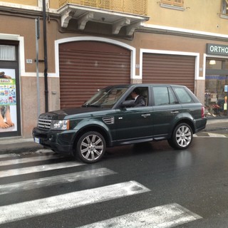 Dante Benzi in auto di fronte al tribunale di Imperia