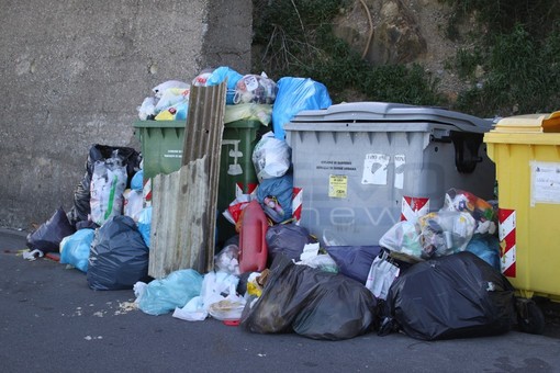 Sanremo: discarica a cielo aperto in strada Monte Ortigara a Coldirodi, alla faccia della differenziata! (foto)