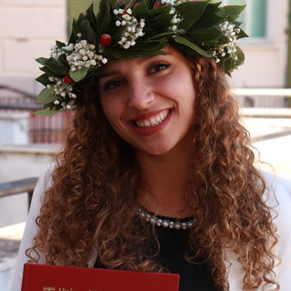 La giovane sanremese Denisa Negrau si Laurea a Genova, i complimenti di tre amiche (Foto)