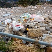 Sanremo: i soliti incivili e il 'lancio' del sacchetto, una discarica abusiva in via Mario Calvino (Foto)