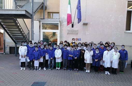 I Lions di Ventimiglia donano le bandiere d'Italia e d'Europa alla scuola di Roverino (Foto)