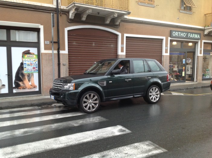 Dante Benzi in auto di fronte al tribunale di Imperia