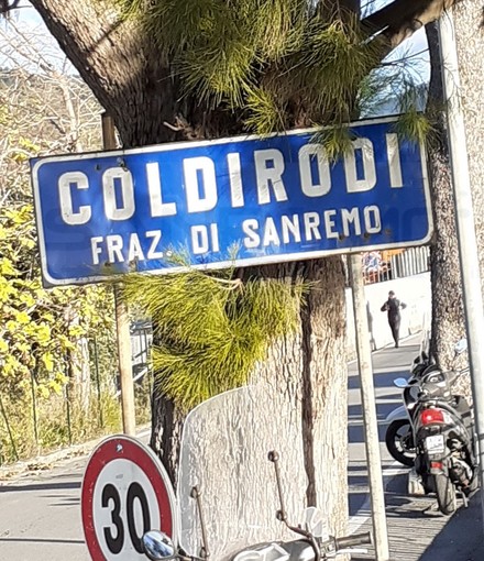 Sanremo: immondizia e rifiuti ingombranti abbandonati a Coldirodi, la maleducazione non ha limiti (Foto)