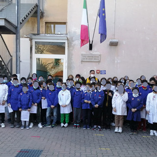 I Lions di Ventimiglia donano le bandiere d'Italia e d'Europa alla scuola di Roverino (Foto)