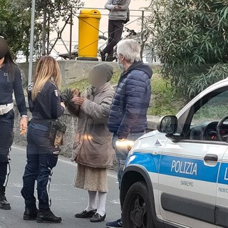 Sanremo: chiede di andare in bagno ma è senza green pass, dà in escandescenze e tenta di bloccare la strada (Foto)