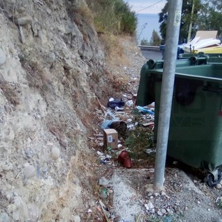 Ventimiglia: degrado e sporcizia nell'isola ecologica di via alle Ville, la denuncia di un lettore (Foto)