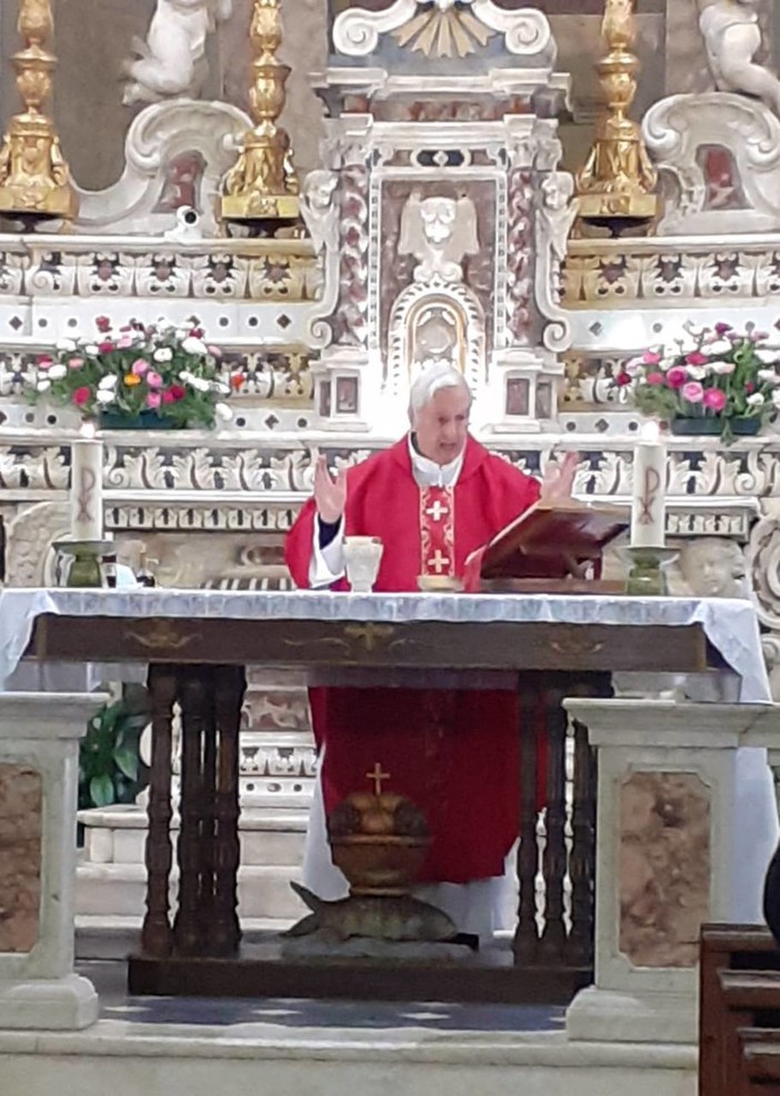 Vallebona: 40 anni di attività per don Crisopulli, il grazie dell'amministrazione comunale