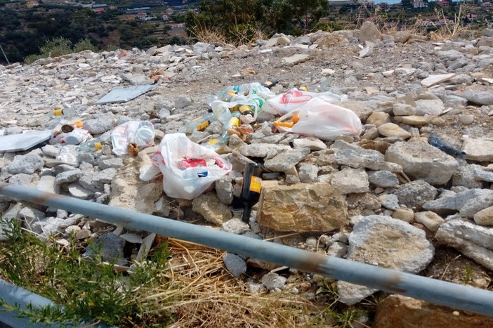 Sanremo: i soliti incivili e il 'lancio' del sacchetto, una discarica abusiva in via Mario Calvino (Foto)