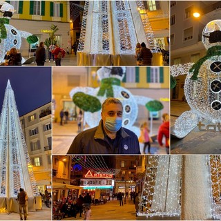 Le decorazioni luminose di piazza Borea d'Olmo