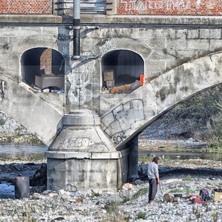 Ventimiglia: degrado e anfratti dei ponti sul Roya occupati, non solo migranti alla ricerca di giacigli per vivere (Foto)