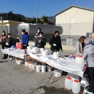 Ventimiglia: anche i volontari di Azione Cattolica ieri per la distribuzione dei pasti ai migranti (Foto)