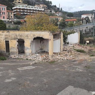 Ventimiglia: è iniziata la demolizione dell'ex officina Enel vicina al restaurato teatro Romano (Foto)