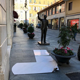 Sanremo: operazione 'brutto', divelto il cartone attorno alla statua di Mike Bongiorno in via Escoffier (Foto)