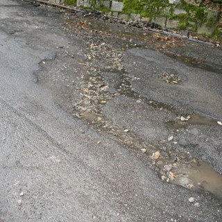 Sanremo: ghiaccio e strade dissestate, la denuncia di alcuni residenti