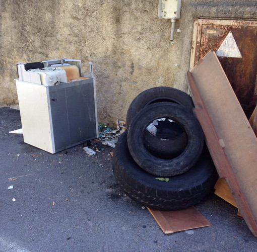 Sanremo: ancora degrado vicino ai cassonetti, ecco l'ennesima discarica abusiva in strada Borgo Tinasso