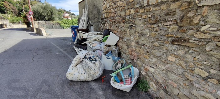 Sanremo: ennesima discarica abusiva in strada Borgo Tinasso, furbetti e incivili non mancano mai (Foto)
