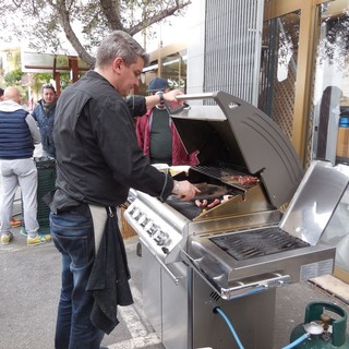 Sanremo: grande successo da Benza alla dimostrazione con degustazione su barbecue Napoleon