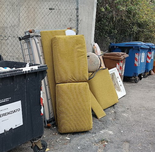 Sanremo: ennesima discarica abusiva a San Giovanni, i residenti &quot;E' così quasi tutti i giorni&quot; (Foto)