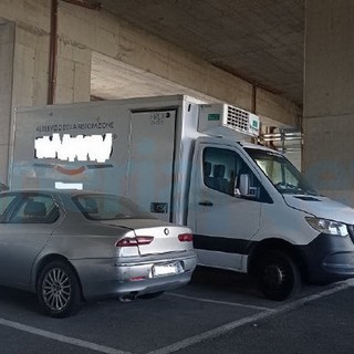 Imperia, parcheggi sempre occupati alla stazione ferroviaria: esposto in Comune dei pendolari (foto)