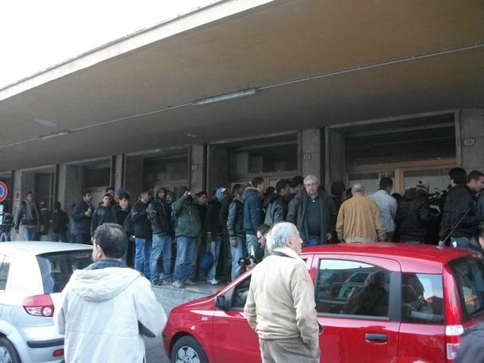 Ventimiglia: prosegue l'emergenza profughi alla stazione ferroviaria. La Cgil distribuisce 30 kg di pasta