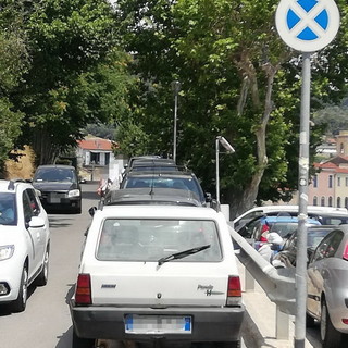 Ventimiglia: parcheggio selvaggio in via Tommaso Reggio, esposto al Sindaco da Ernesto Basso (Foto)