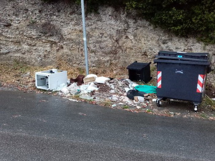 Ventimiglia: situazione di degrado in via alle Ville, nuova segnalazione di una lettrice (Foto)