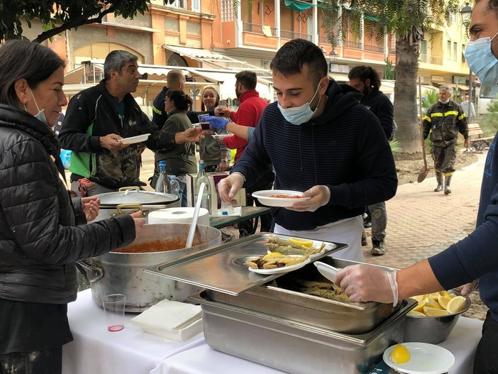 Il pranzo in piazza offerto da Diego Pani