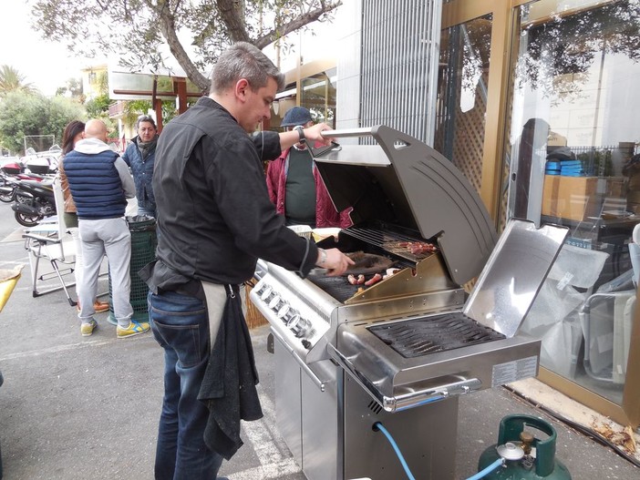 Sanremo: grande successo da Benza alla dimostrazione con degustazione su barbecue Napoleon