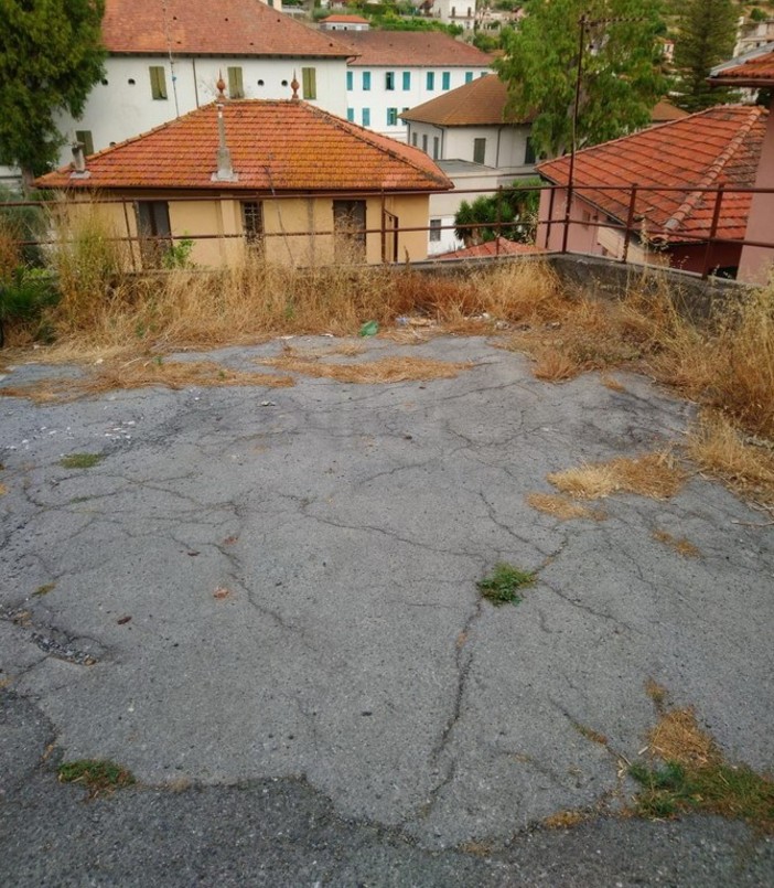 Sanremo: degrado e strada dissestata in via Lamarmora, i residenti chiedono un intervento al Comune (Foto)