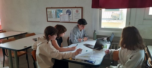 La squadra di 'Debate' del Liceo Cassini di Sanremo alla finale del torneo regionale (Foto)