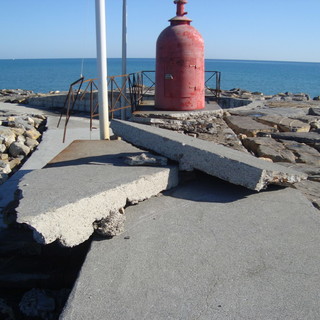 Imperia: a causa della mareggiata Chiuso parte del molo lungo di Porto Maurizio e gravi danni nel parcheggio della spianata