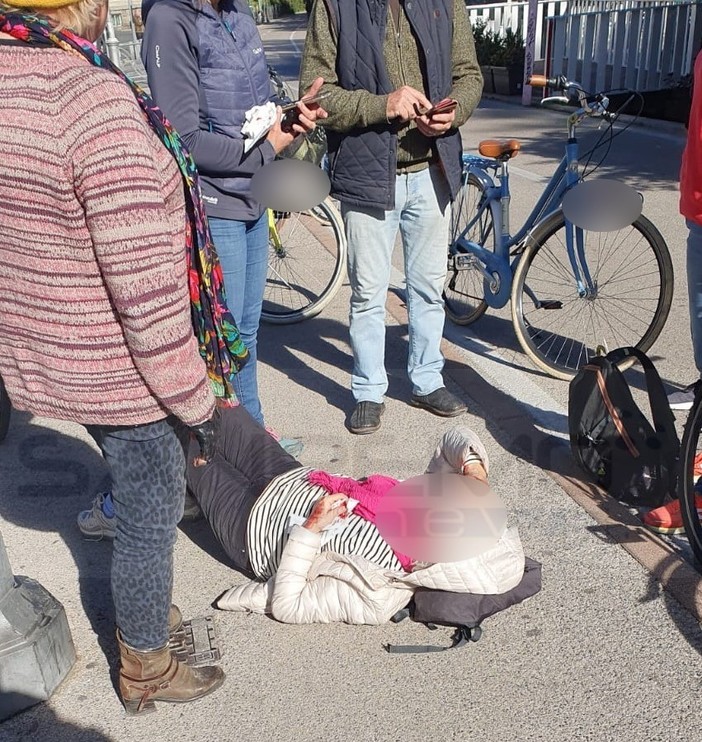 Sanremo: cade con la bicicletta sulla ciclabile, 70enne trasportata in ospedale (Foto)